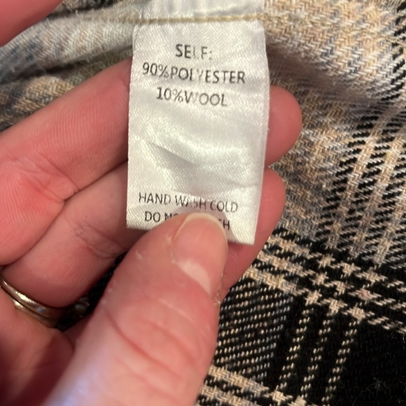 Easel L shacket. Terrific condition. Muted colors. - Picture 4 of 5